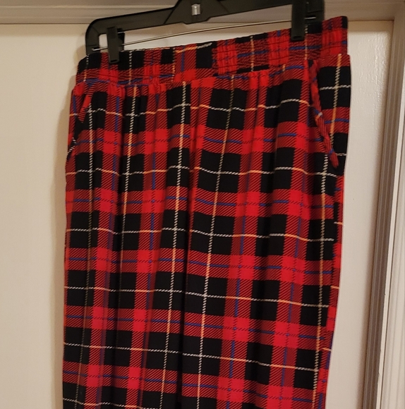 A  pair of women's plaid lounge pants. Size 2XL - Picture 1 of 7